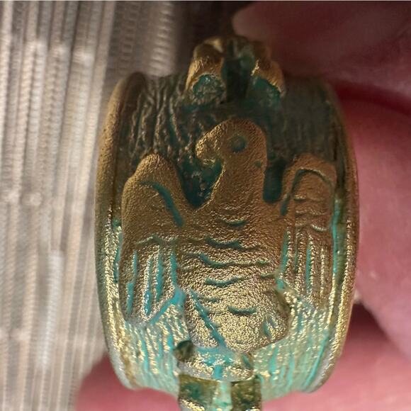 Vintage Green Verdis Gold Clip On Earrings Archeological Theme VTG - Picture 10 of 16